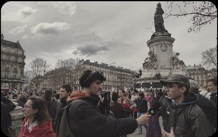 Des journalistes interrogent des manifestants place de la République