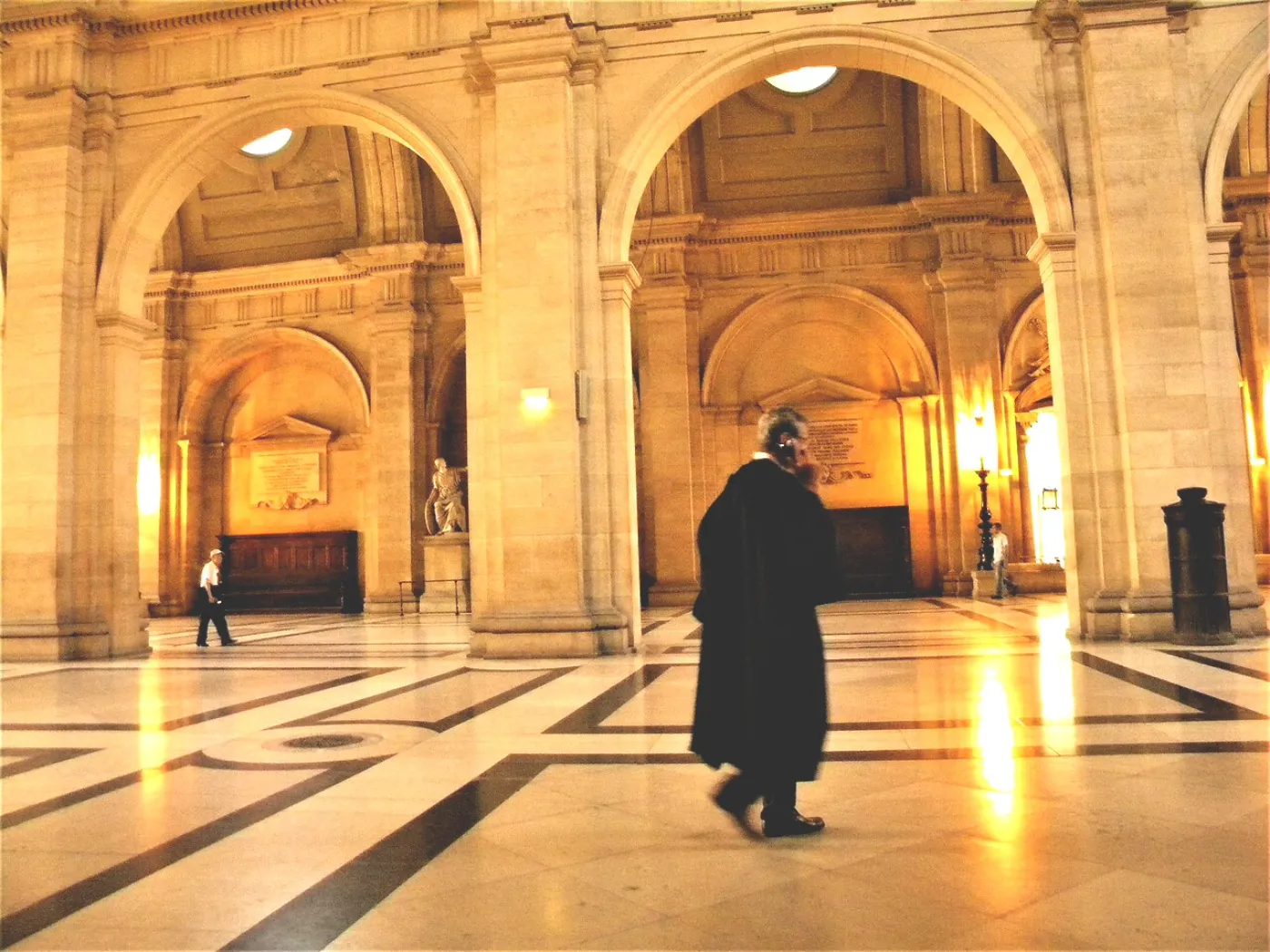 Un avocat dans la salle des pas perdus, palais de justice de Paris