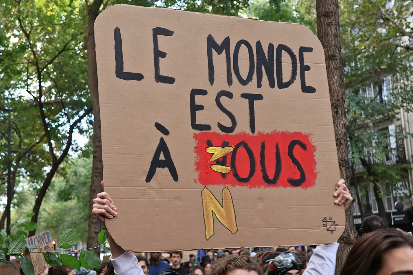 Pancarte « Le monde est à nous », manifestation du 17 octobre à Paris