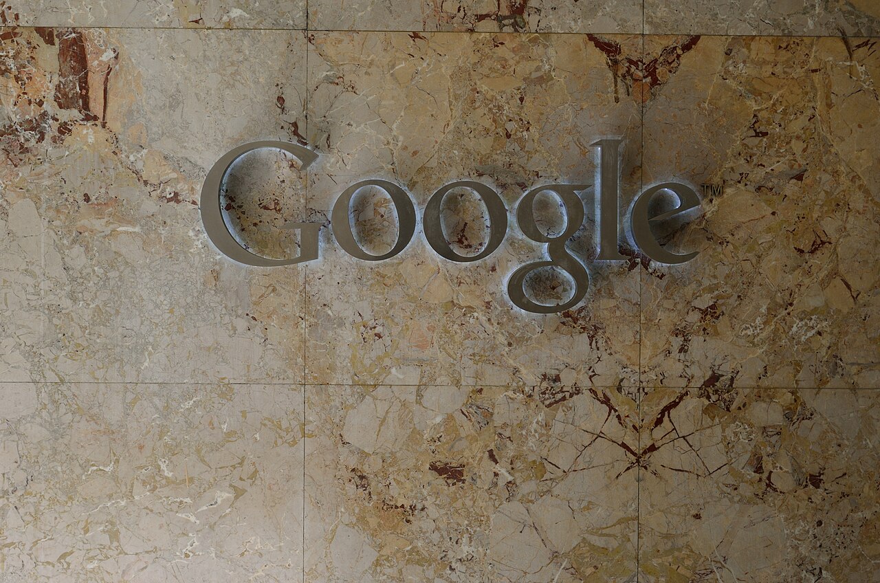 Le logo de Google, dans un de ses bureaux (photo provisoire, en attendant une capture de Genie 4)